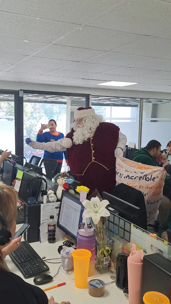 Santa Claus visitando a colaboradores dentro de una oficina